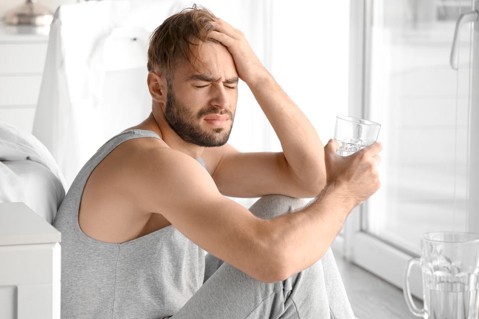 Resaca: Cómo prevenir y tratar los síntomas con el poder del Pack Anti Caña